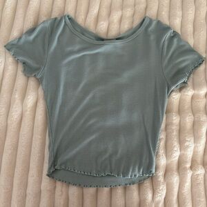 Size extra small cotton cropped shirt. Lightly worn!